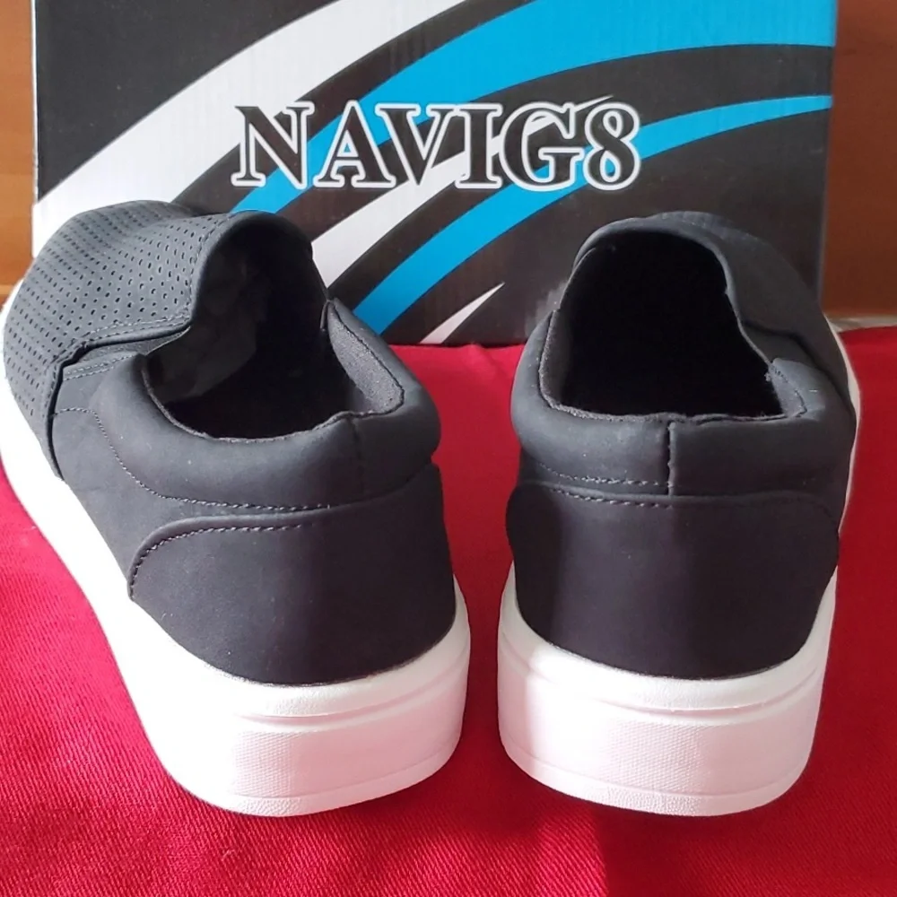 NWOT "NAVIG 8" Slip-on Sneakers Black/White Size 9 - Picture 2 of 7
